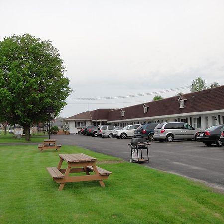 Country Squire Motel Arnprior Ngoại thất bức ảnh