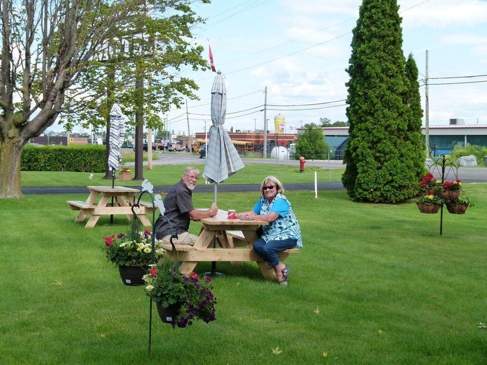 Country Squire Motel Arnprior Ngoại thất bức ảnh