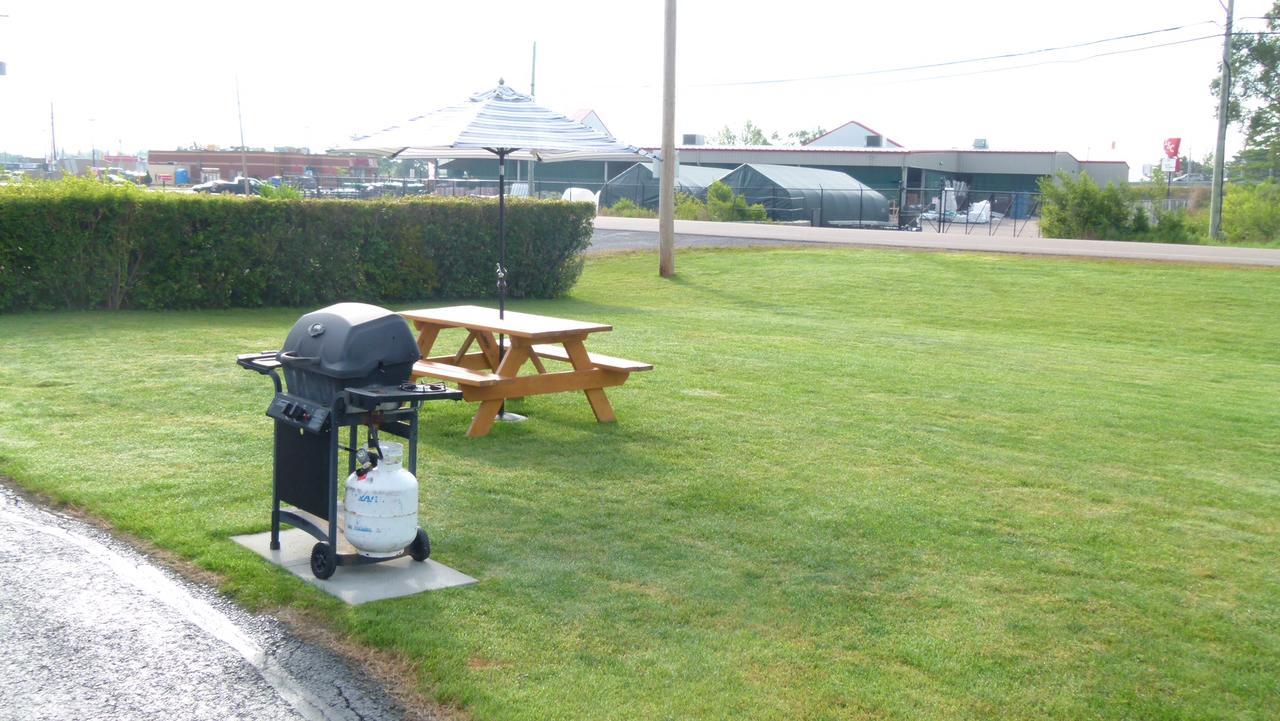 Country Squire Motel Arnprior Ngoại thất bức ảnh