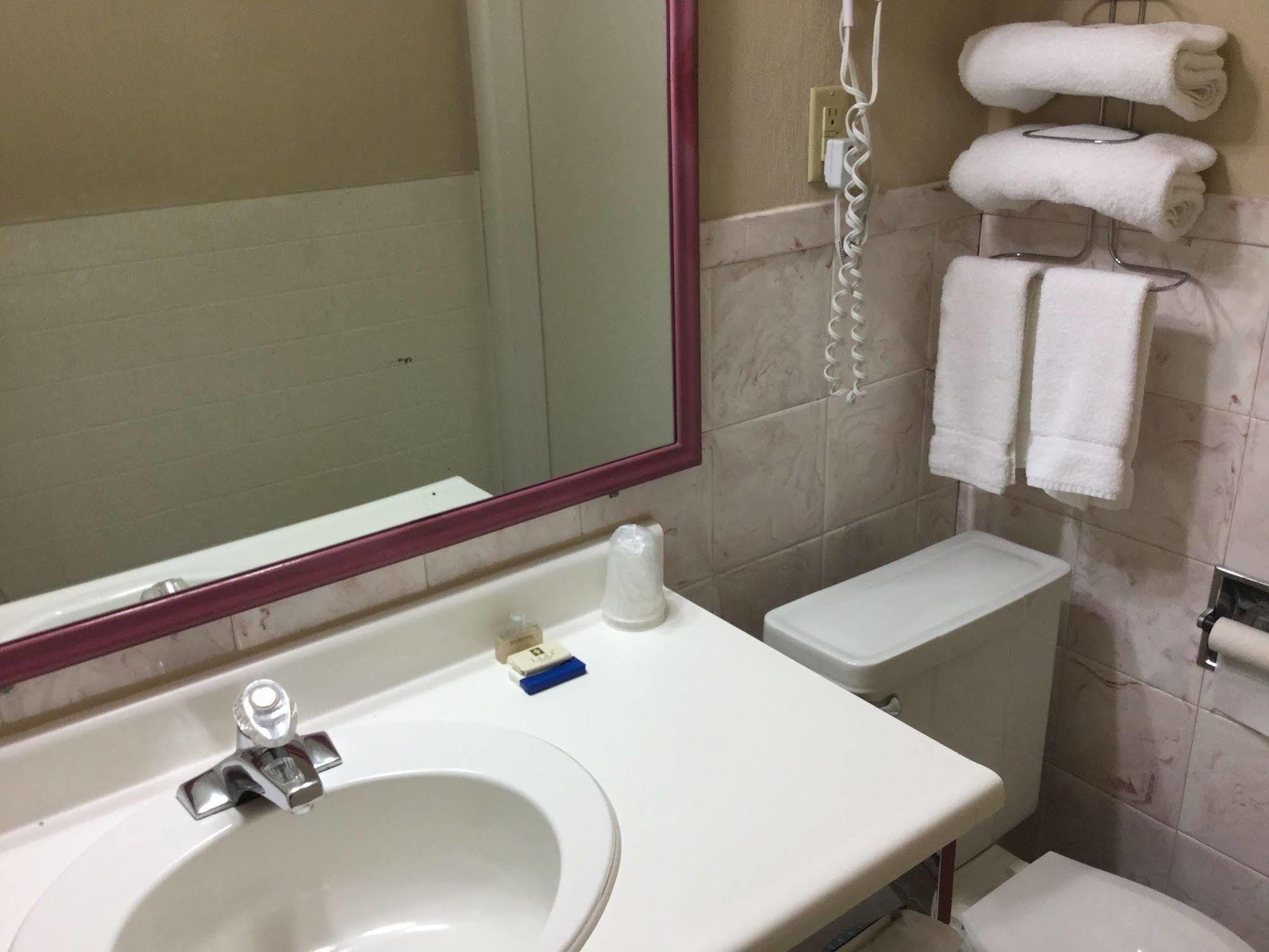 Country Squire Motel Arnprior Ngoại thất bức ảnh